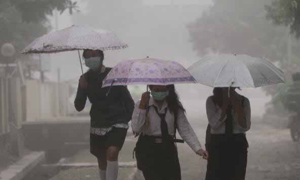 Waspada! Abu Vulkanik Erupsi Anak Krakatau Menyebar ke Jawa Barat, Begini Cara Melindungi Diri
