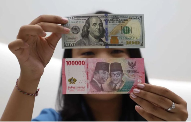 Nilai Tukar Rupiah Terus Menguat 0,41% Bertengger di Level Rp17.691 per Dolar AS Siang Ini