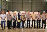 Kapolres Nias AKBP Revi Nurvelani mengecek gudang Bulog untuk memastikan ketersediaan dan harga di pasaran. Foto: Humas Polres Nias