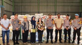 Kapolres Nias AKBP Revi Nurvelani mengecek gudang Bulog untuk memastikan ketersediaan dan harga di pasaran. Foto: Humas Polres Nias