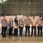 Kapolres Nias AKBP Revi Nurvelani mengecek gudang Bulog untuk memastikan ketersediaan dan harga di pasaran. Foto: Humas Polres Nias