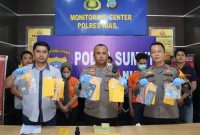 Kapolres Nias AKBP Revi Nurvelani (tengah) menunjukkan barang bukti narkoba hasil penindakan saat paparan di Mapolres Nias. Foto: Humas Polres Nias