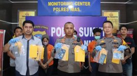 Kapolres Nias AKBP Revi Nurvelani (tengah) menunjukkan barang bukti narkoba hasil penindakan saat paparan di Mapolres Nias. Foto: Humas Polres Nias