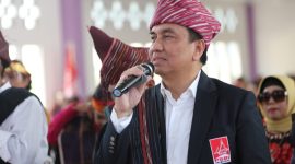 Politikus PDIP yang juga anggota DPR RI Effendi Simbolon saat menghadiri acara Pesta Bona Taon PSBI 2024, di Sopo Bolon HKBP Pangururan, Kabupaten Samosir, Selasa (27/2). Foto: Dok. Tim media Effendi Simbolon