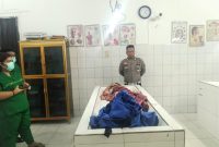 Personel Satlantas Polres Simalungun mengevakuasi jenazah korban kecelakaan ke Rumah Djasamen Saragih, Kota Pematang Siantar. Foto: Humas Polres Simalungun