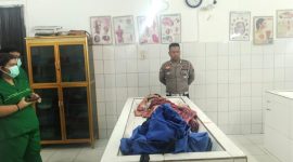 Personel Satlantas Polres Simalungun mengevakuasi jenazah korban kecelakaan ke Rumah Djasamen Saragih, Kota Pematang Siantar. Foto: Humas Polres Simalungun