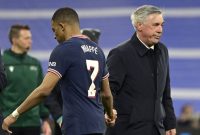 Pelatih Real Madrid Carlo Ancelotti berjabat tangan dengan striker Paris Saint-Germain (PSG) Kylian Mbappe. Foto: Antara/AFP