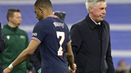 Pelatih Real Madrid Carlo Ancelotti berjabat tangan dengan striker Paris Saint-Germain (PSG) Kylian Mbappe. Foto: Antara/AFP