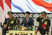 Presiden Joko Widodo (tengah) didampingi Menteri Pertahanan Prabowo Subianto (kanan) dan Panglima TNI Jenderal TNI Agus Subianto (kiri) usai menyematkan pangkat Jenderal TNI Kehormatan dalam Rapat Pimpinan (Rapim) TNI dan Polri Tahun 2024 di Mabes TNI, Jakarta, Rabu (28/2/2024). Foto: Antara/Bayu Pratama S