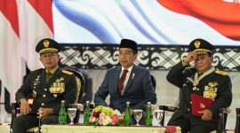 Presiden Joko Widodo (tengah) didampingi Menteri Pertahanan Prabowo Subianto (kanan) dan Panglima TNI Jenderal TNI Agus Subianto (kiri) usai menyematkan pangkat Jenderal TNI Kehormatan dalam Rapat Pimpinan (Rapim) TNI dan Polri Tahun 2024 di Mabes TNI, Jakarta, Rabu (28/2/2024). Foto: Antara/Bayu Pratama S