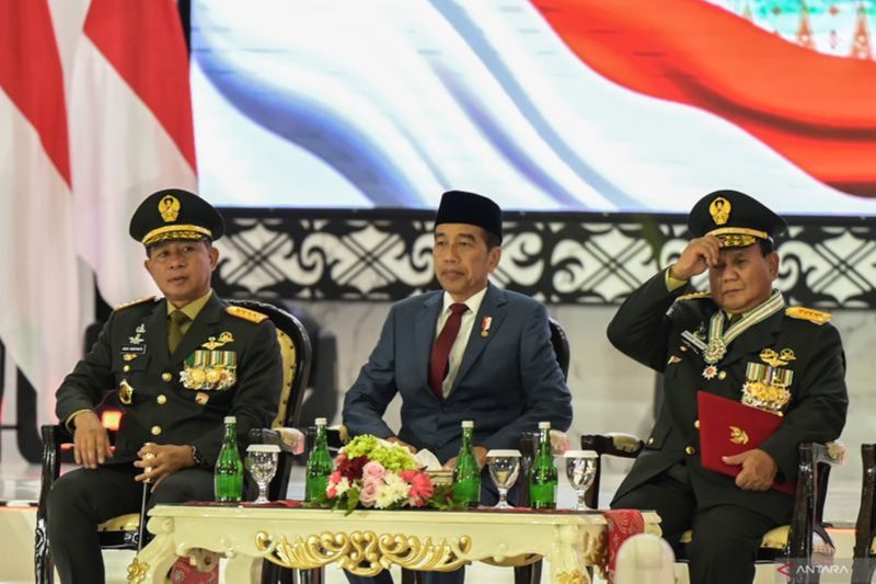 Presiden Joko Widodo (tengah) didampingi Menteri Pertahanan Prabowo Subianto (kanan) dan Panglima TNI Jenderal TNI Agus Subianto (kiri) usai menyematkan pangkat Jenderal TNI Kehormatan dalam Rapat Pimpinan (Rapim) TNI dan Polri Tahun 2024 di Mabes TNI, Jakarta, Rabu (28/2/2024). Foto: Antara/Bayu Pratama S