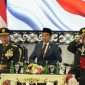 Presiden Joko Widodo (tengah) didampingi Menteri Pertahanan Prabowo Subianto (kanan) dan Panglima TNI Jenderal TNI Agus Subianto (kiri) usai menyematkan pangkat Jenderal TNI Kehormatan dalam Rapat Pimpinan (Rapim) TNI dan Polri Tahun 2024 di Mabes TNI, Jakarta, Rabu (28/2/2024). Foto: Antara/Bayu Pratama S