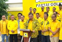 Ketua Umum Partai Golkar Airlangga Hartarto saat konferensi pers usai rapat pleno bersama Dewan Pimpinan Pusat (DPP) dan kader Partai Golkar di Kantor DPP Partai Golkar, Jakarta Barat, Minggu (10/3). Foto: Antara/Fath Putra Mulya