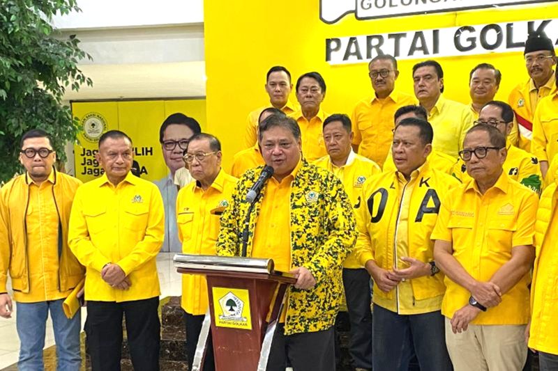 Ketua Umum Partai Golkar Airlangga Hartarto saat konferensi pers usai rapat pleno bersama Dewan Pimpinan Pusat (DPP) dan kader Partai Golkar di Kantor DPP Partai Golkar, Jakarta Barat, Minggu (10/3). Foto: Antara/Fath Putra Mulya