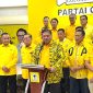 Ketua Umum Partai Golkar Airlangga Hartarto saat konferensi pers usai rapat pleno bersama Dewan Pimpinan Pusat (DPP) dan kader Partai Golkar di Kantor DPP Partai Golkar, Jakarta Barat, Minggu (10/3). Foto: Antara/Fath Putra Mulya