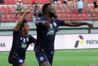 Ilustrasi - Pemain Arema FC Charles Lokolingoy (kanan) bersama rekan setim berselebrasi usai mencetak gol ke gawang Persija Jakarta pada pertandingan Liga 1 di Stadion Kapten I Wayan Dipta, Gianyar, Bali, Senin (26/2/2024). Foto: Antara/Nyoman Hendra Wibowo