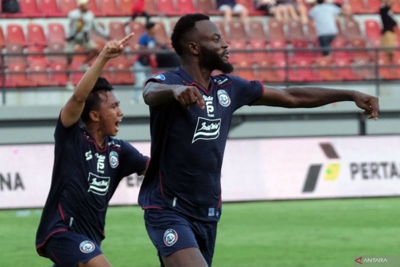 Ilustrasi - Pemain Arema FC Charles Lokolingoy (kanan) bersama rekan setim berselebrasi usai mencetak gol ke gawang Persija Jakarta pada pertandingan Liga 1 di Stadion Kapten I Wayan Dipta, Gianyar, Bali, Senin (26/2/2024). Foto: Antara/Nyoman Hendra Wibowo