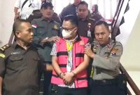 Eks bendahara BLU RSUP H Adam Malik berinisial AD saat digiring jaksa setelah dilakukan penangkapan. Tersangka akan ditahan selama 20 hari di Rumah Tahanan Kelas I Tanjung Gusta, Medan. (Foto: Istimewa)