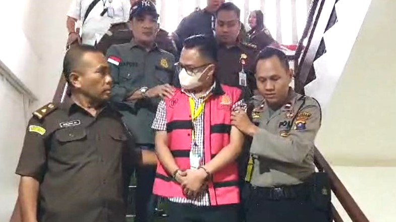 Eks bendahara BLU RSUP H Adam Malik berinisial AD saat digiring jaksa setelah dilakukan penangkapan. Tersangka akan ditahan selama 20 hari di Rumah Tahanan Kelas I Tanjung Gusta, Medan. (Foto: Istimewa)