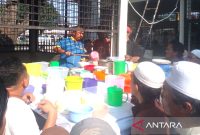 Sejumlah warga saat mengambil bubur sup di Masjid Raya Al Mashun Medan, Sumatera Utara, Rabu (13/3/2024). ANTARA/M Sahbainy Nasution.