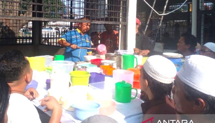 Masjid Al Mashun Konsisten Bagikan 1.000 Porsi Bubur Khas Kesultanan Deli saat Ramadan