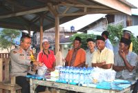 Kapolres Nias AKBP Revi Nurvelani berbuka puasa bersama masyarakat nelayan di Lorong VIII, Kelurahan Ilir, Kota Gunungsitoli, Selasa (19/3) sore. Foto: Humas Polres Nias