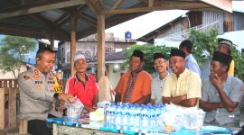 Kapolres Nias AKBP Revi Nurvelani berbuka puasa bersama masyarakat nelayan di Lorong VIII, Kelurahan Ilir, Kota Gunungsitoli, Selasa (19/3) sore. Foto: Humas Polres Nias