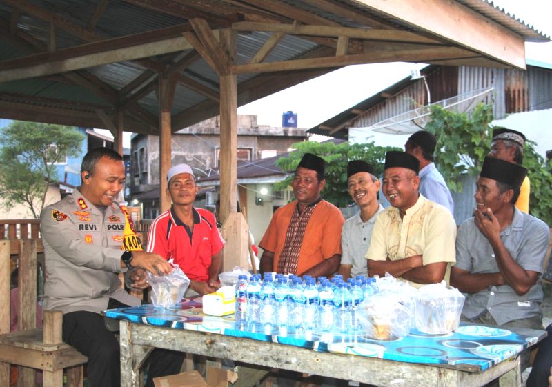 Kapolres Nias AKBP Revi Nurvelani berbuka puasa bersama masyarakat nelayan di Lorong VIII, Kelurahan Ilir, Kota Gunungsitoli, Selasa (19/3) sore. Foto: Humas Polres Nias