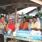 Kapolres Nias AKBP Revi Nurvelani berbuka puasa bersama masyarakat nelayan di Lorong VIII, Kelurahan Ilir, Kota Gunungsitoli, Selasa (19/3) sore. Foto: Humas Polres Nias