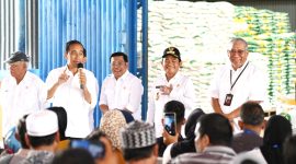Presiden Joko Widodo atau Jokowi pada saat menyerahkan bantuan pangan cadangan beras pemerintah kepada ratusan Keluarga Penerima Manfaat (KPM) di Kabupaten Labuhanbatu, Jum'at (15/3/2024). (Dok: Diskominfo Sumut)