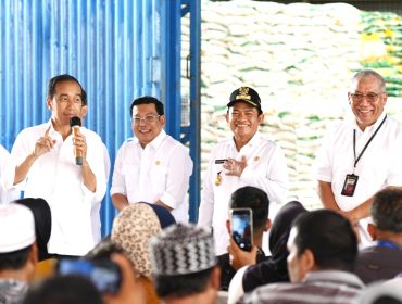 Presiden Joko Widodo atau Jokowi pada saat menyerahkan bantuan pangan cadangan beras pemerintah kepada ratusan Keluarga Penerima Manfaat (KPM) di Kabupaten Labuhanbatu, Jum'at (15/3/2024). (Dok: Diskominfo Sumut)