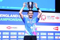 Tunggal putra Indonesia Jonatan Christie berpose dengan piala All England Open 2024 yang ia menangkan pada Minggu (17/3/2024). Foto; Antara/HO-PP PBSI