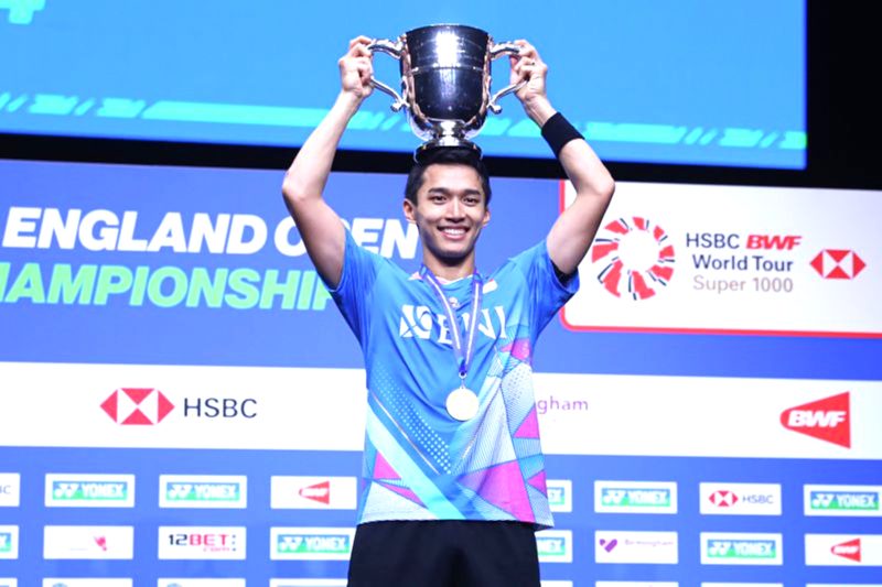 Tunggal putra Indonesia Jonatan Christie berpose dengan piala All England Open 2024 yang ia menangkan pada Minggu (17/3/2024). Foto; Antara/HO-PP PBSI