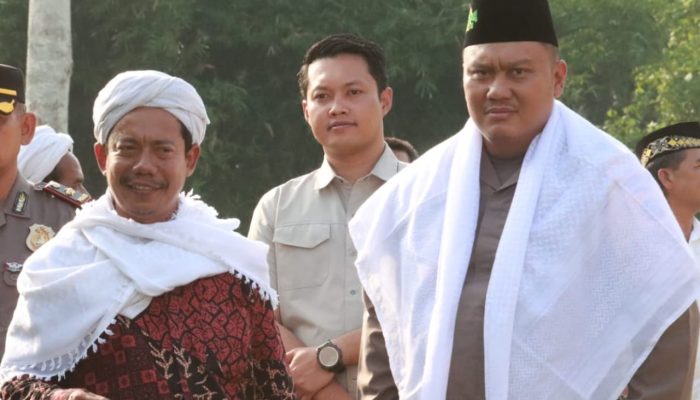 AKBP Choky Disematkan Peci dan Sorban, Kini Menjadi Warga Kehormatan Pesantren