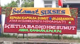 Polda Sumut kedatangan puluhan papan bunga dari masyarakat karena berani menangkap Nina Wati, tersangka penipuan dan penggelapan calo masuk polisi dan TNI. Foto: Humas Polda Sumut
