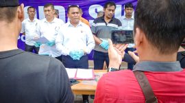Kasat Reskrim Polres Sergai AKP JH Panjaitan saat memaparkan kasus pencuri brankas pengusaha ternak ayam di Kabupaten Sergai. (Foto: Istimewa)