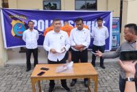 Kasi Humas Polres Serdang Bedagai Iptu Edward Sidauruk (kiri) bersama Kanit Pidum Iptu Sakban Hasibuan saat memaparkan pengungkapan kasus komplotan pencuri sadis yang bacok korban di Serdang Bedagai, Foto: Humas Polres Serdang Bedagai