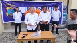 Kasi Humas Polres Serdang Bedagai Iptu Edward Sidauruk (kiri) bersama Kanit Pidum Iptu Sakban Hasibuan saat memaparkan pengungkapan kasus komplotan pencuri sadis yang bacok korban di Serdang Bedagai, Foto: Humas Polres Serdang Bedagai