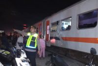 Tim KAI bersama personel kepolisian melakukan cek TKP kecelakaan KA Putri Deli kontra dengan mobil truk di perlintasan Stasiun Perbaungan-Stasiun Lidah Tanah pada Selasa (19/3/2024) malam. (Foto: Istimewa)