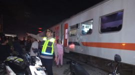 Tim KAI bersama personel kepolisian melakukan cek TKP kecelakaan KA Putri Deli kontra dengan mobil truk di perlintasan Stasiun Perbaungan-Stasiun Lidah Tanah pada Selasa (19/3/2024) malam. (Foto: Istimewa)