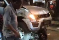 Satu unit mobil jenis Toyota Strada menabrak empat pengguna sepeda motor di Simpang Pos, Jalan Jamin Ginting, Kota Medan, Selasa (19/2). Foto: Tangkapan layar video