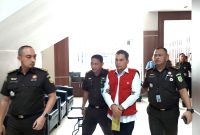 Penyidik Kejati Sumut menggiring Kadis Kesehatan Sumut AMH yang telah berstatus tersangka dugaan korupsi pengadaan APD Covid-19. Foto: Humas Kejati Sumut
