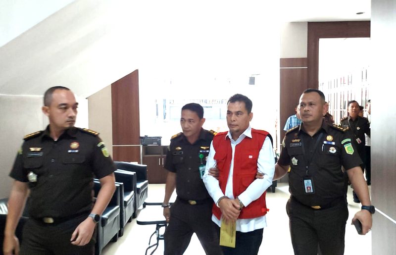 Penyidik Kejati Sumut menggiring Kadis Kesehatan Sumut AMH yang telah berstatus tersangka dugaan korupsi pengadaan APD Covid-19. Foto: Humas Kejati Sumut