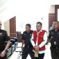 Penyidik Kejati Sumut menggiring Kadis Kesehatan Sumut AMH yang telah berstatus tersangka dugaan korupsi pengadaan APD Covid-19. Foto: Humas Kejati Sumut