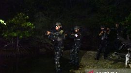 Prajurit dari pasukan elite TNI Angkatan Laut Komando Pasukan Katak (Kopaska) mengikuti latihan pasukan khusus Tahun 2024 di Pulau Sangiang, Banten, dan perairan Selat Sunda pada 26 Februari 2024 sampai dengan 10 Maret 2024. Foto: Antara/HO-Dinas Penerangan TNI AL.