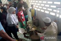 Sejumlah warga mengambil bubur makanan khas India untuk berbuka di Medan, Sumatera Utara. ANTARA FOTO/Fransisco Carolio Ghani
