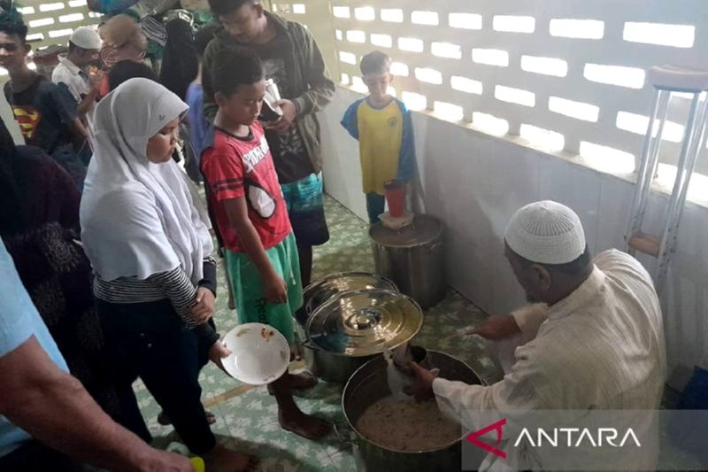 Sejumlah warga mengambil bubur makanan khas India untuk berbuka di Medan, Sumatera Utara. ANTARA FOTO/Fransisco Carolio Ghani