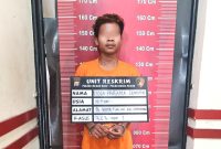Operator warnet yang mencuri sepeda motor bosnya setelah ditangkap Polsek Medan Baru. (Foto: Istimewa)