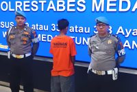 Pelaku yang menikam selingkuhan istrinya setelah ditangkap polisi. (Foto: Istimewa)    
