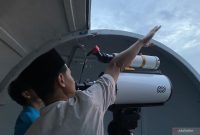 Ilustrasi - Tim Observatorium Albiruni Unisba saat melakukan pemantauan hilal 1 Ramadhan 1445 Hijriah di Kampus Unisba, Kota Bandung. Foto: Antara